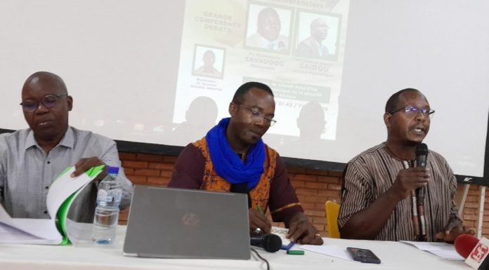 De gauche vers la droite : Pr. Mahamadi Savadogo (Paneliste), Dr. Moumoni NIAONE (Modérateur) et Dr. Abdoul-Karim Saidou (paneliste)