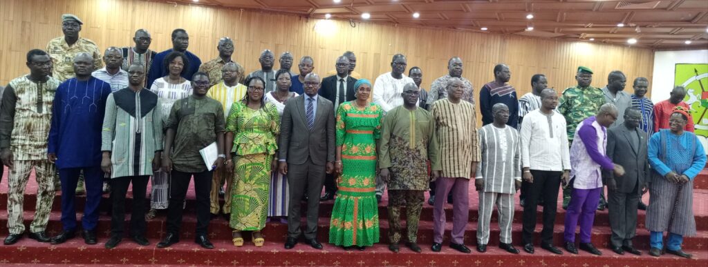 Photo de famille de la cérémonie d'ouverture du forum des EFPE